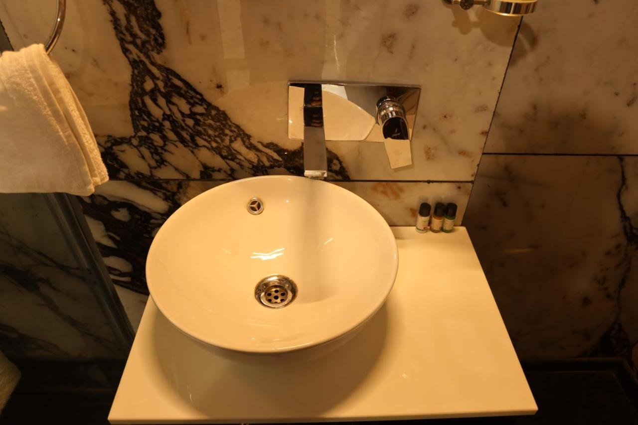 Vaabi Saabi Hotel Gurgaon Ngoại thất bức ảnh